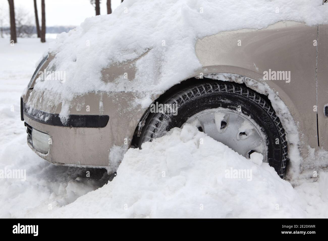 Ruote auto in neve profonda, ruota di un'auto sepolta nella neve Foto Stock