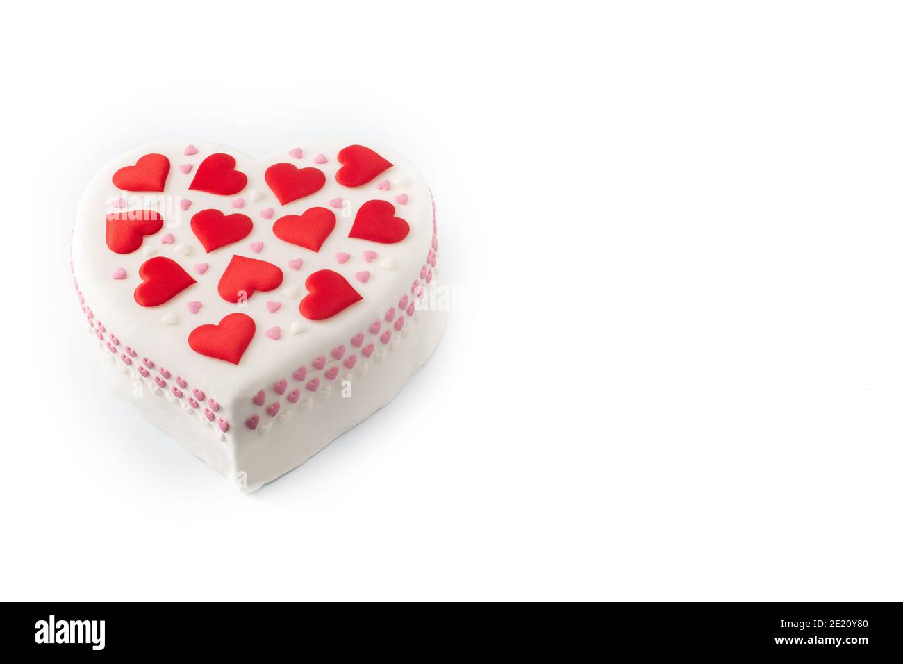 Torta cuore per San Valentino, Festa della mamma o compleanno, decorata con cuori di zucchero isolati su sfondo bianco Foto Stock