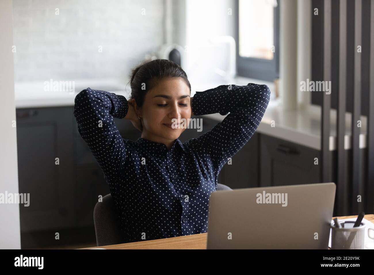 Calma donna indiana rilassarsi dormire sul posto di lavoro a casa Foto Stock