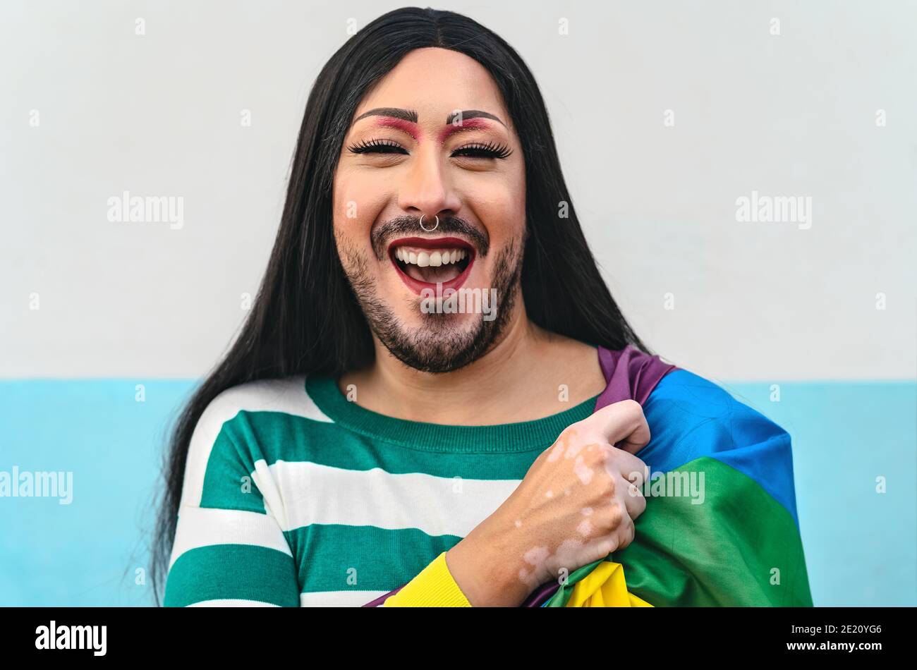 Happy drag regina attivista che si divertono durante la sfilata gay orgoglio - concetto di movimento sociale LGBT Foto Stock