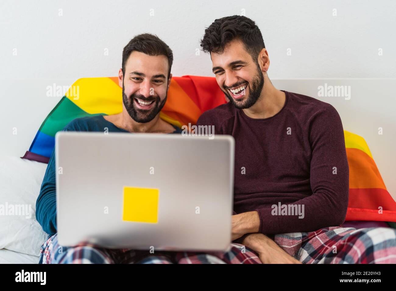 Felice coppia di uomini gay che usano il computer portatile a letto - omosessuale amore e uguaglianza di genere nel concetto di relazione Foto Stock