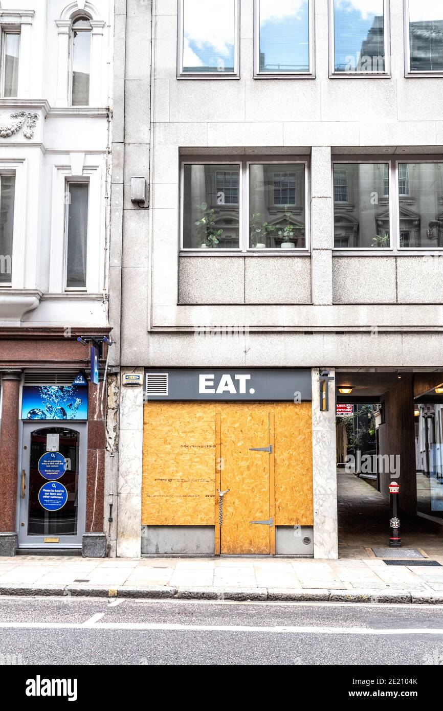 11 luglio 2020 - chiuso e imbarcato su mangiare sandwich catena alimentare in Fleet Street, Londra, Regno Unito Foto Stock