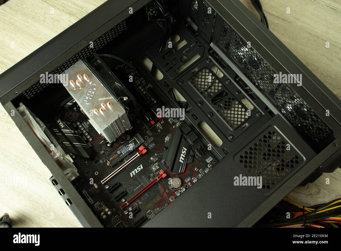 Mosca, Russia - 5 dicembre 2020: Apertura case computer, componenti PC. Scheda madre MSI, ventola CPU e memoria, editoriale illustrativo. Foto Stock