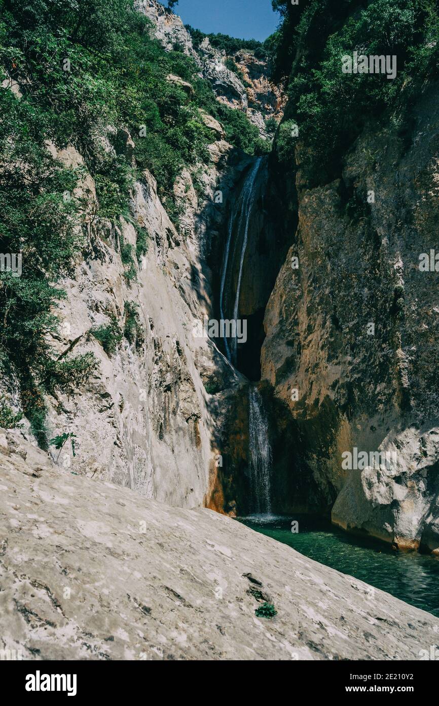 Paesaggio di cascata verde in Sadernes, catalogna, spagna Foto Stock