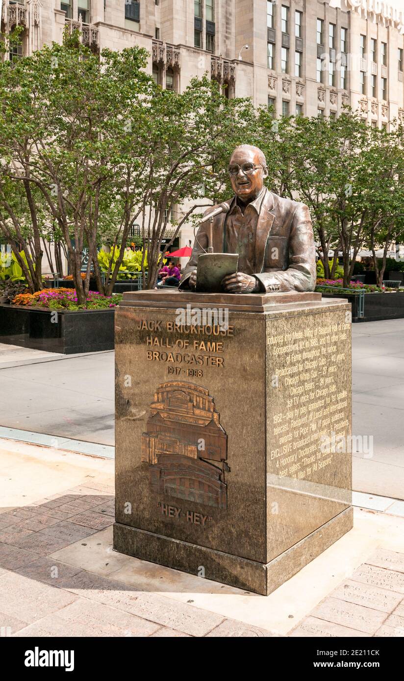 Jack Brickhouse bronzo Memorial statua, un famoso presentatore sportivo e reporter su Michigan Avenue a Chicago Foto Stock