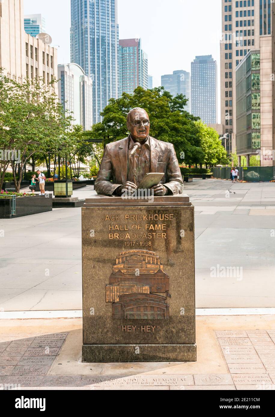 Jack Brickhouse bronzo Memorial statua, un famoso presentatore sportivo e reporter su Michigan Avenue a Chicago Foto Stock