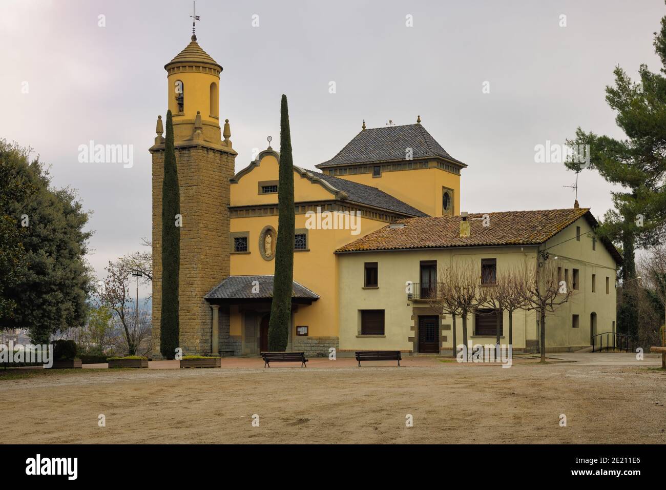 Vista del Santuario di Rocaprera a Torello un giorno in tardo autunno. Catalogna, Spagna Foto Stock