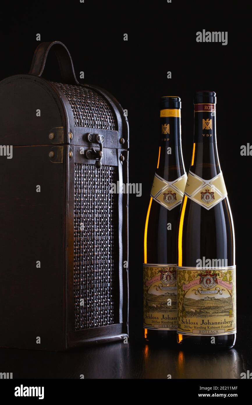 Praga, Repubblica Ceca - 10 gennaio 2021: Due bottiglie di Riesling e  valigia di vino. Dal 1720 solo Riesling è coltivato a Schloss Johannis Foto  stock - Alamy