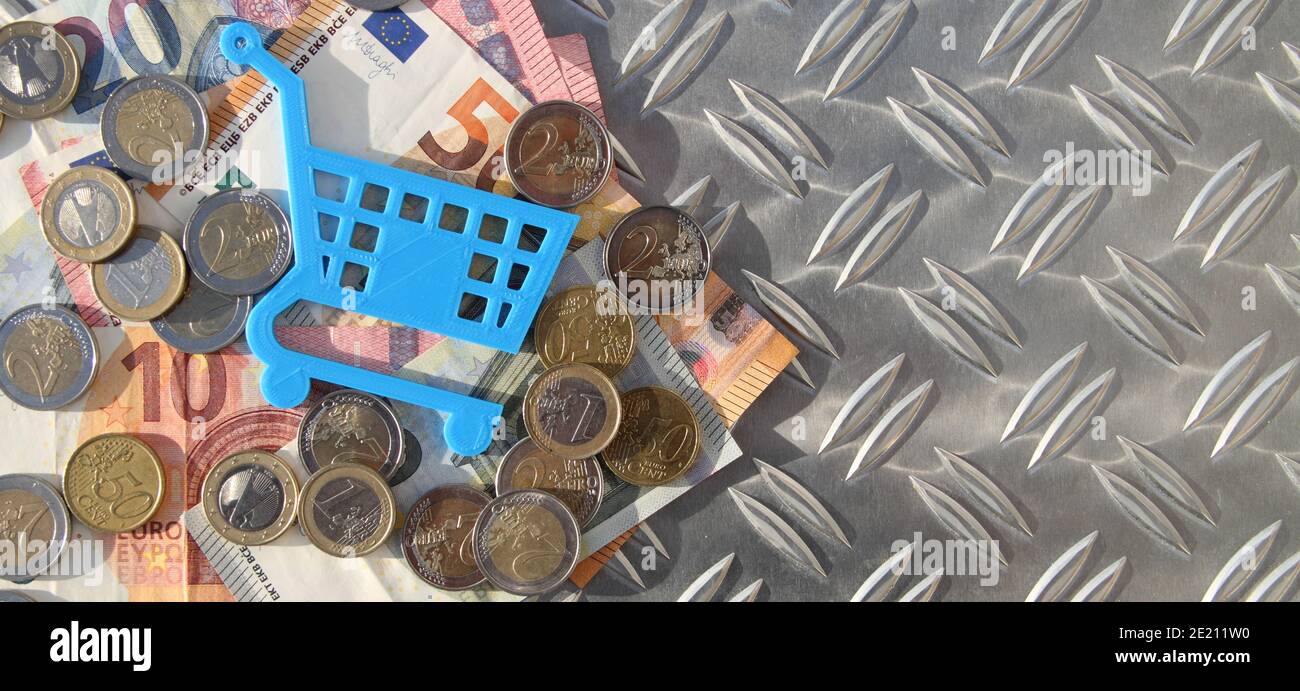 un piccolo carrello blu su una piastra a scacchiera Foto Stock
