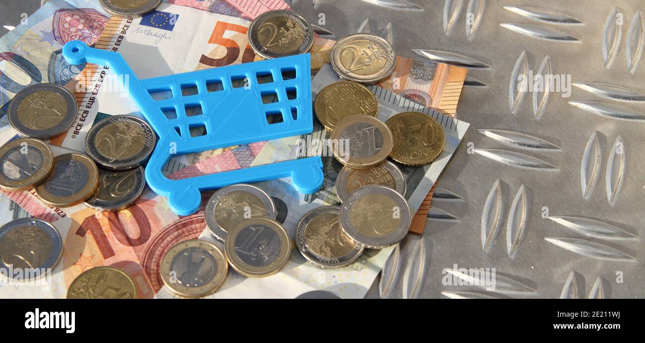 un piccolo carrello blu su una piastra a scacchiera Foto Stock