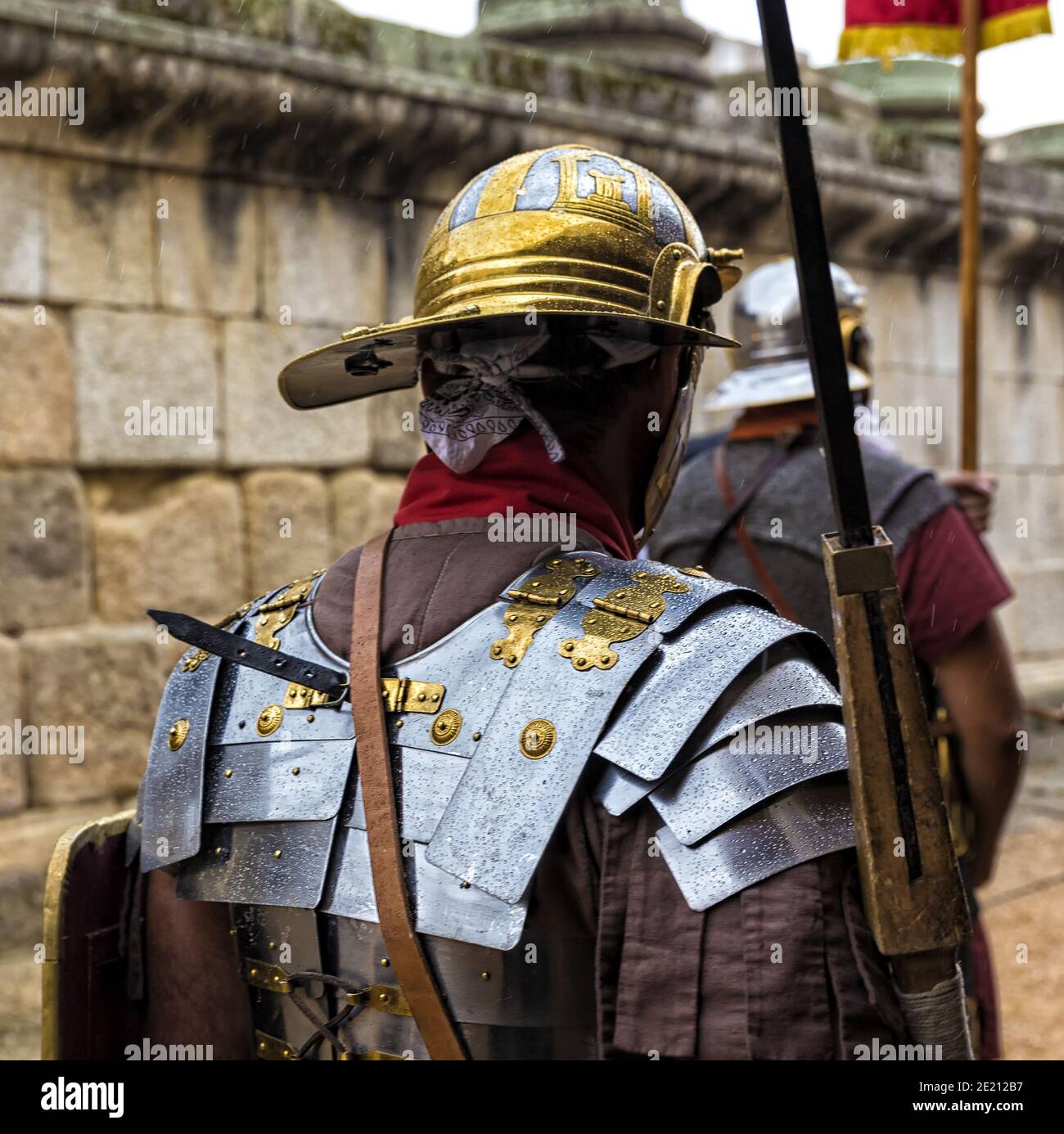 Persone vestite in costumi di legionari romani in un reenactment storico a  Merida, Spagna Foto stock - Alamy