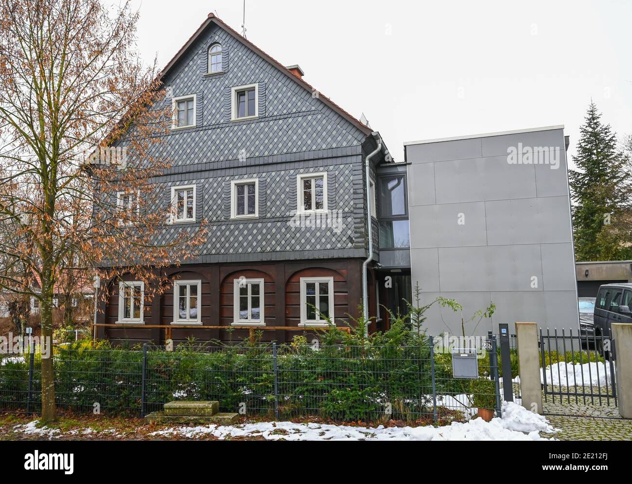 Buckow, Germania. 06 gennaio 2021. L'Umgebindehaus di Thomas Mix (SPD), sindaco di Buckow. Thomas Mix si trasferì a Buckow e portò con sé la sua casa molto speciale. Da allora è diventata una rarità a Märkische Schweiz: Per Umgebinde case sono tipiche soprattutto in alta Lusazia. Mix è ora sindaco a Buckow e la sua casa è un occhio-catcher. Credit: Patrick Pleul/dpa-Zentralbild/ZB/dpa/Alamy Live News Foto Stock