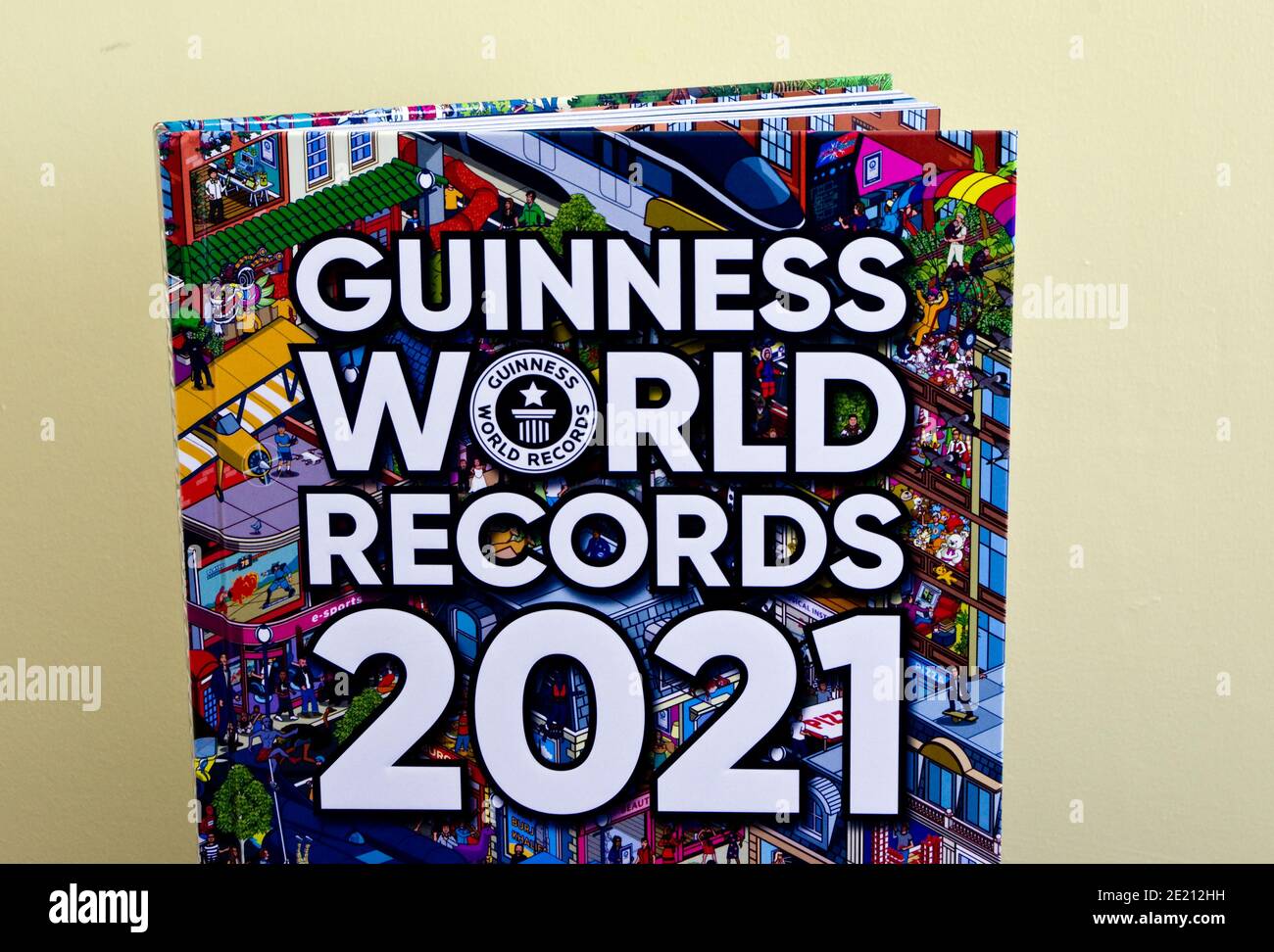 Libro di Guinness record del mondo annuale 2021, Regno Unito Foto Stock Libro di Guinness record del mondo annuale 2021, Regno Unito Foto Stock