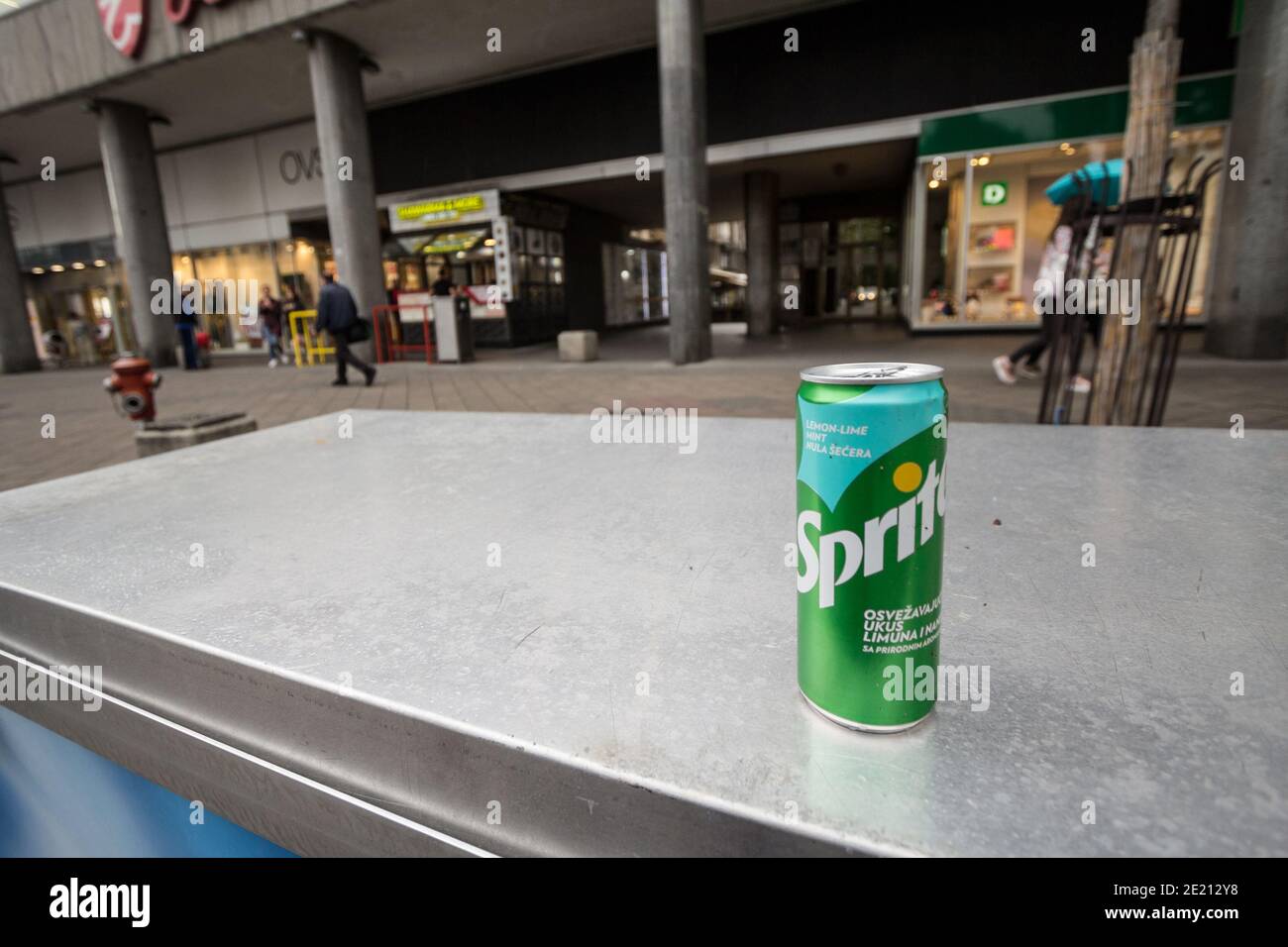 BELGRADO, SERBIA - 30 MAGGIO 2018: Logo Sprite su lattine in una strada. Sprite è una marca di limonata e di soda di limoni, parte della Coca Cola Foto Stock