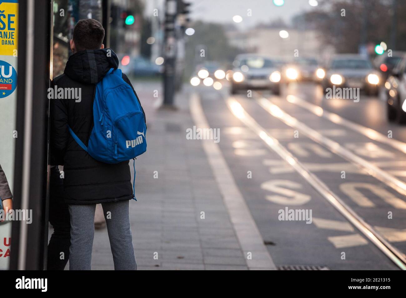 BELGRADO, SERBIA - 8 NOVEMBRE 2020: Logo di Puma su uno zaino indossato da  un uomo nelle strade di Belgrado. Puma è un marchio tedesco di  abbigliamento sportivo, il bigge Foto stock - Alamy