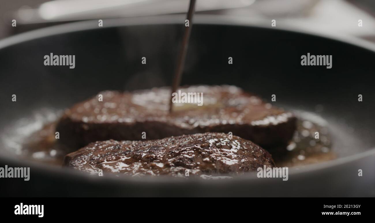 controllare la temperatura della bistecca di manzo con l'acciaio, foto ampia Foto Stock