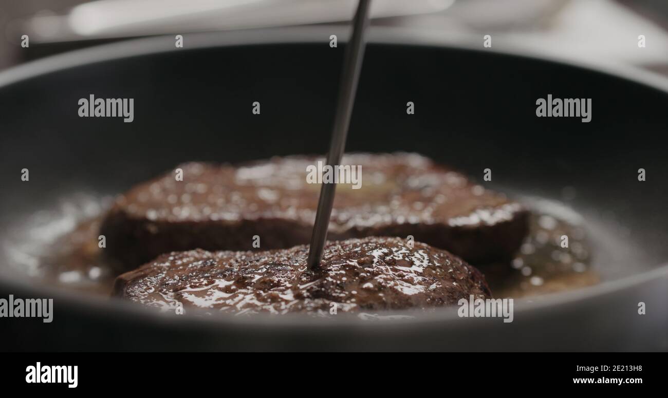 controllare la temperatura della bistecca di manzo con l'acciaio, foto ampia Foto Stock