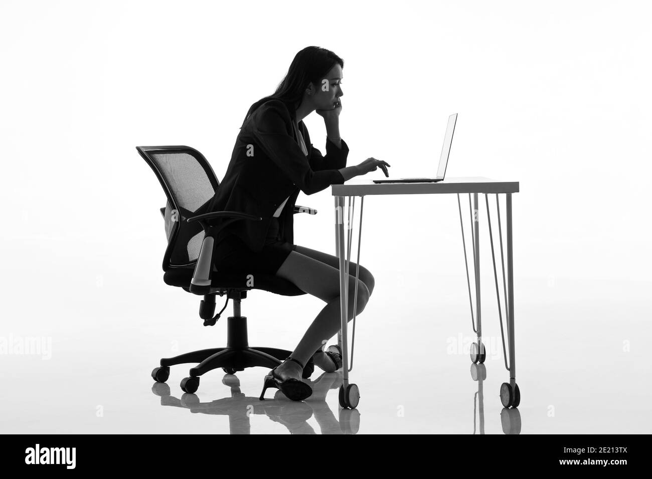 Gli MS siedono a una scrivania nell'azienda Foto Stock