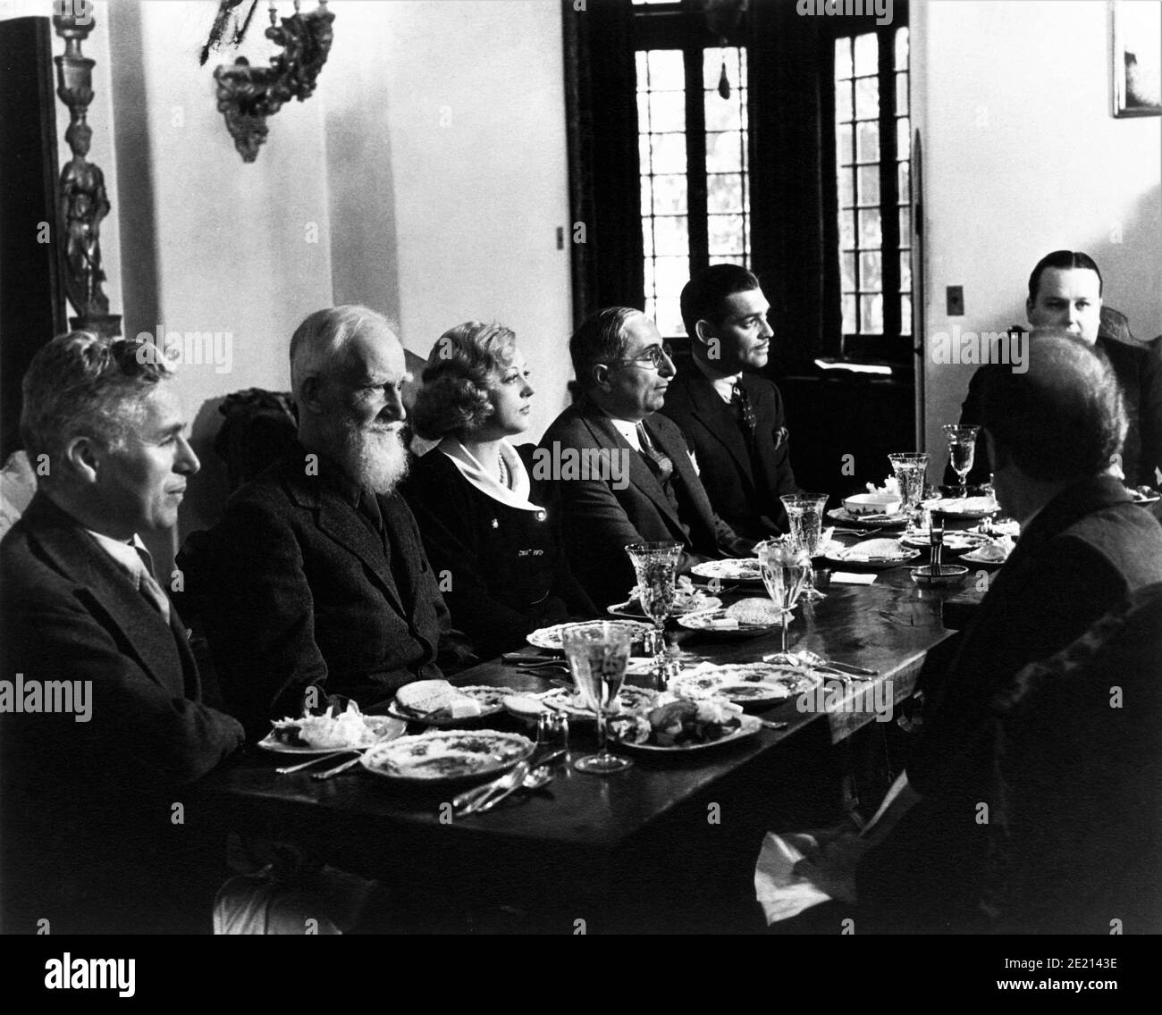 CHARLIE CHAPLIN GEORGE BERNARD SHAW MARION DAVIES LOUIS B. MAYER e CLARK SONO IN VISITA a Shaw al CASTELLO DI HEARST SAN SIMEON California nel 1933 Foto Stock