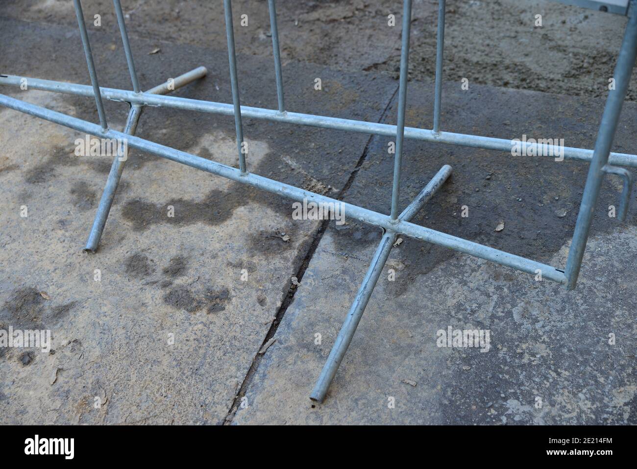 Vista dettagliata di una barriera in acciaio. Recinzione di costruzione contro l'ingresso del cantiere. Gambe fatte di tubi di acciaio dalla recinzione intorno al r Foto Stock