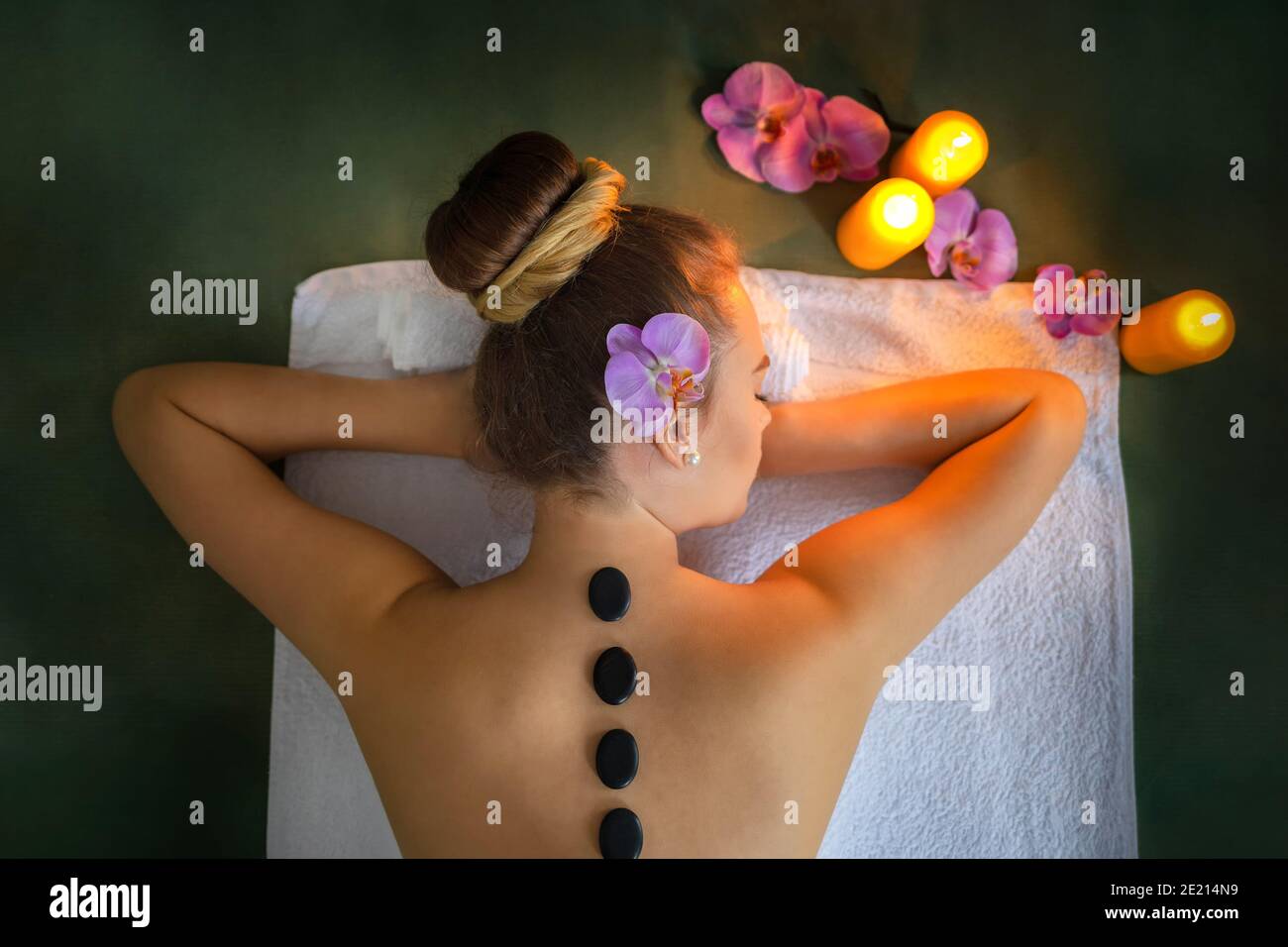 Donna che riceve un massaggio con pietre calde presso una lussuosa spa Foto Stock