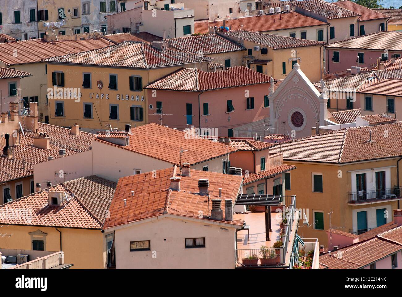 Villaggio di Portoferraio con la cima della Natività della Beata Vergine Maria tra le case, Isola d'Elba, Toscana, Italia Foto Stock