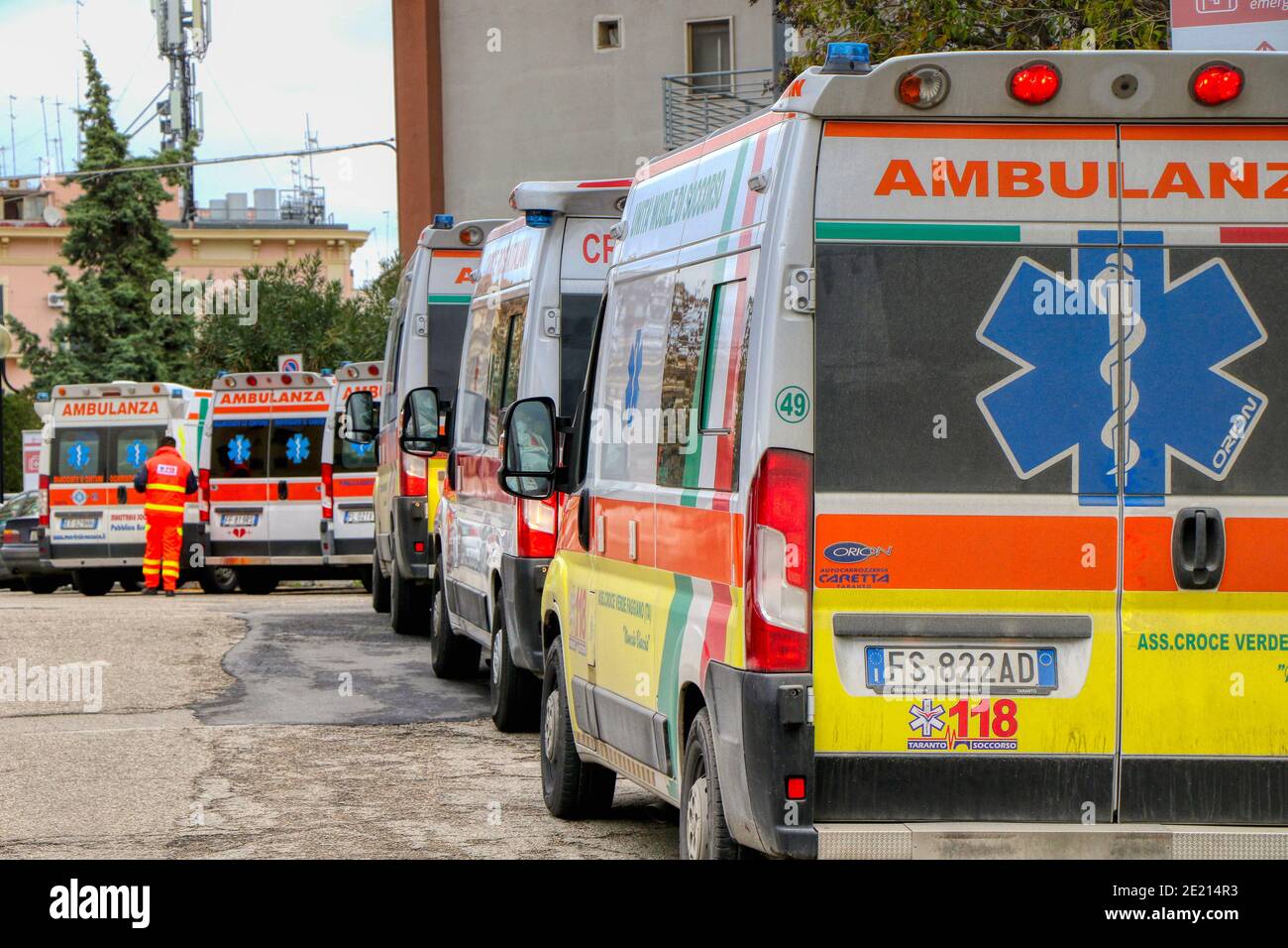 Ambulanza italiana parcheggiata di fronte al pronto soccorso in l'ospedale Foto Stock