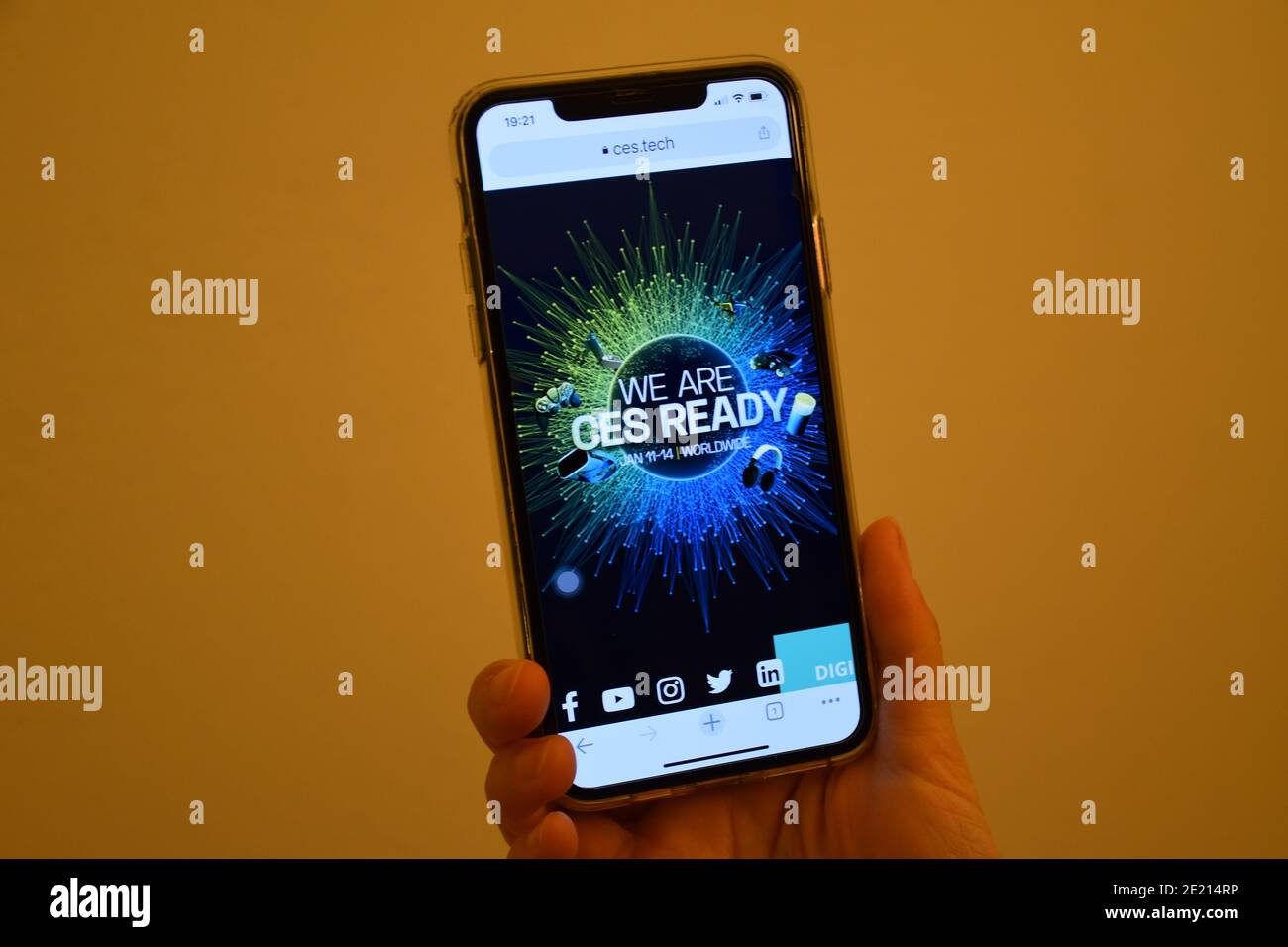 (210111) -- LOS ANGELES, 11 gennaio 2021 (Xinhua) -- Foto scattata a Los Angeles, California, Stati Uniti il 10 gennaio 2021 mostra un video del Consumer Electronics Show (CES), visualizzato su un telefono cellulare. Il CES, il più influente e più grande evento tecnologico annuale al mondo, parte lunedì e si svolge fino al 14 gennaio, ma questa volta con un tocco in mezzo alla pandemia. Invece di inondare 2.9 milioni di piedi quadrati di spazio espositivo a Las Vegas con oltre 170,000 partecipanti e 4,000 espositori da tutto il mondo, la programmazione del CES 2021 si sta muovendo online, la prima volta nel CES' over Foto Stock