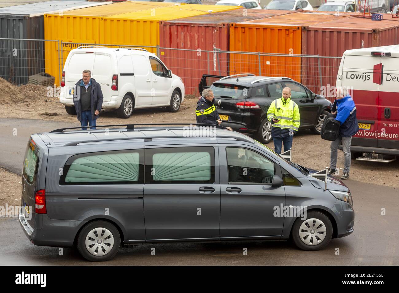 ZUTPHEN, PAESI BASSI - 08 dicembre 2020: Auto hearse di undertaker che si allontana con le sue bandiere dopo tragico incidente con lavoratori ausiliari nelle spalle Foto Stock