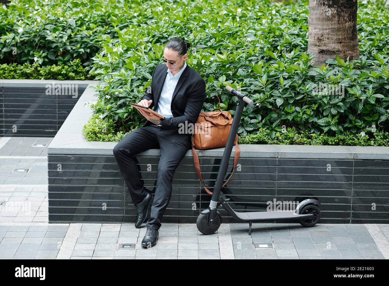 Articolo di lettura dell'imprenditore in linea Foto Stock