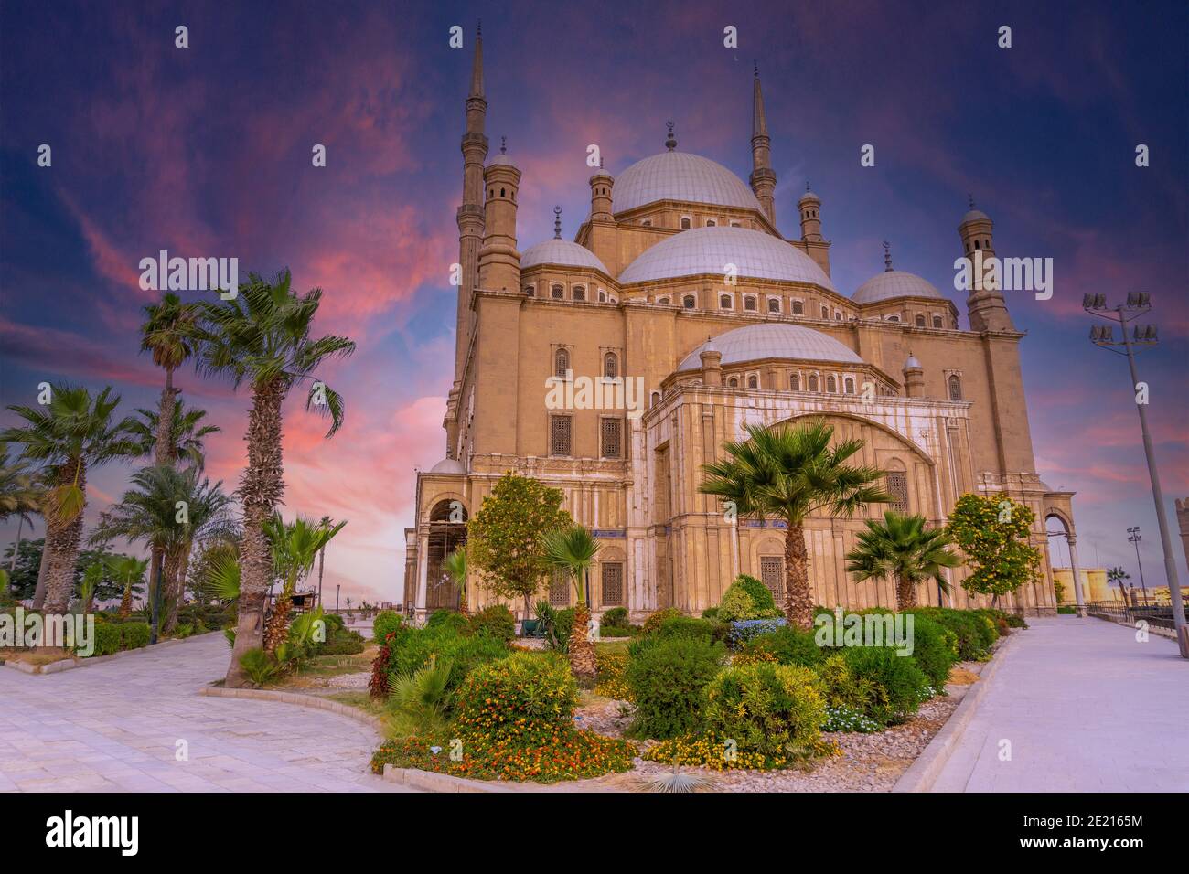 Moschea di alabastro nella città del Cairo, Egitto contro un bellissimo tramonto Foto Stock