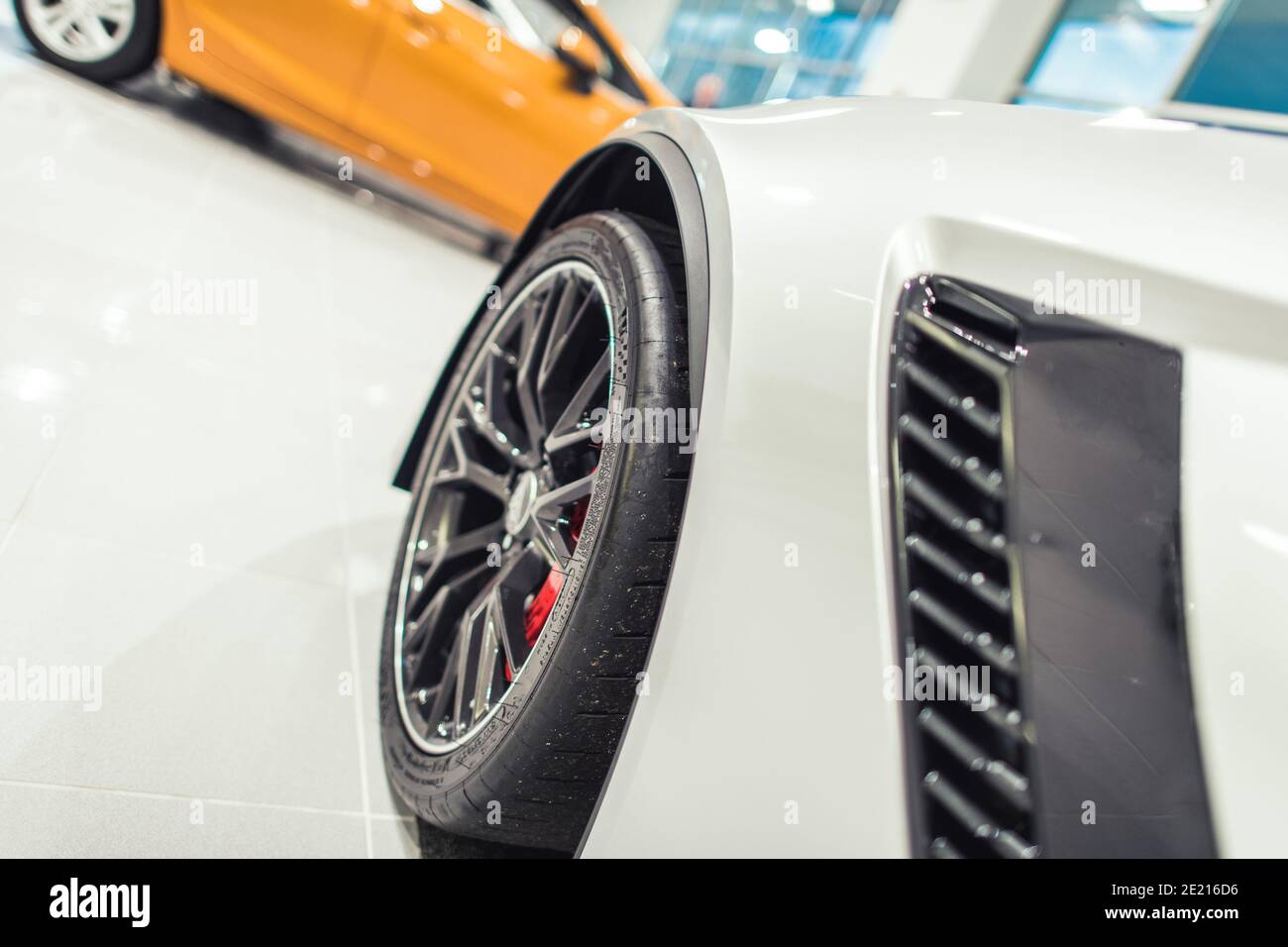 Veicoli nuovi e moderni nello showroom dei concessionari di automobili pulito ed elegante. Tema Auto Selling Business. Foto Stock