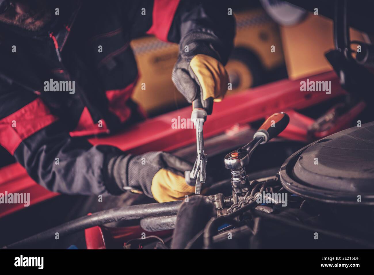Riparazione meccanica dell'automobile motore a benzina del veicolo classico all'interno della sua officina. Restauro di auto d'epoca. Industria automobilistica. Foto Stock