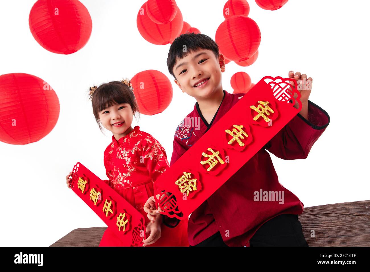 Felici i ragazzi e le ragazze hanno la mano per celebrare il nuovo anno Couplets Spring Festival Foto Stock