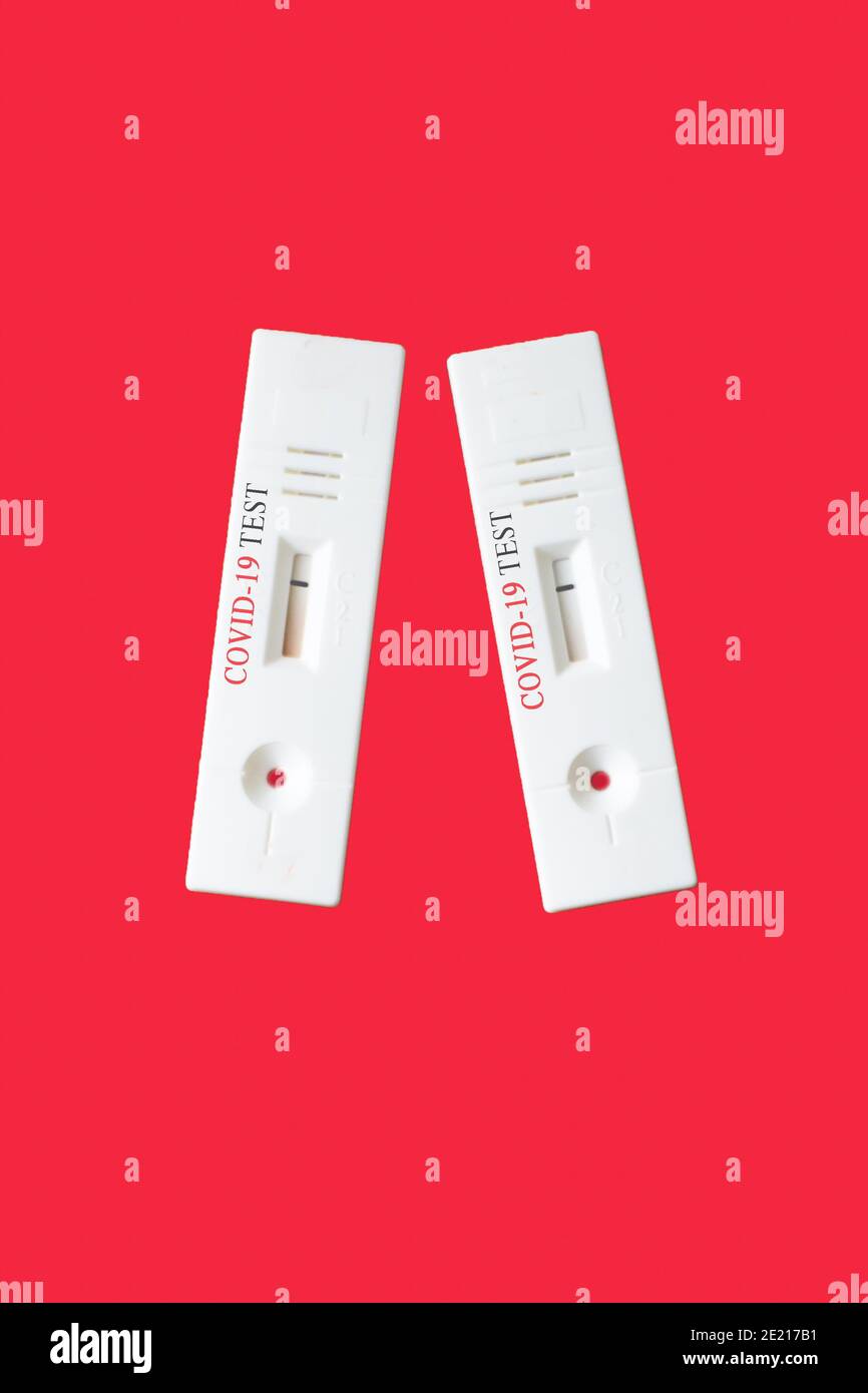 Serie di due test sierologici sugli anticorpi del sangue del coronavirus su un sfondo rosso chiaro Foto Stock
