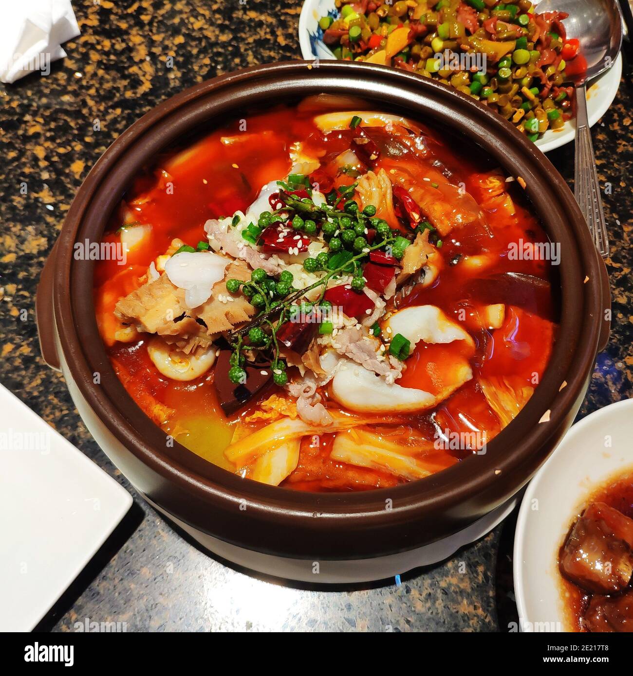 Ciotola di zuppa cinese piccante sul tavolo in un ristorante Foto Stock