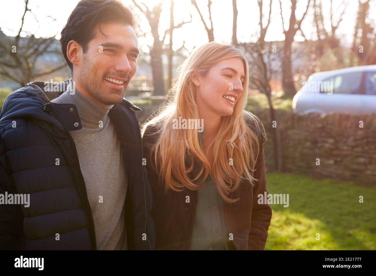 Coppia che ritorna a casa camminando lungo il sentiero per la porta d'ingresso Foto Stock