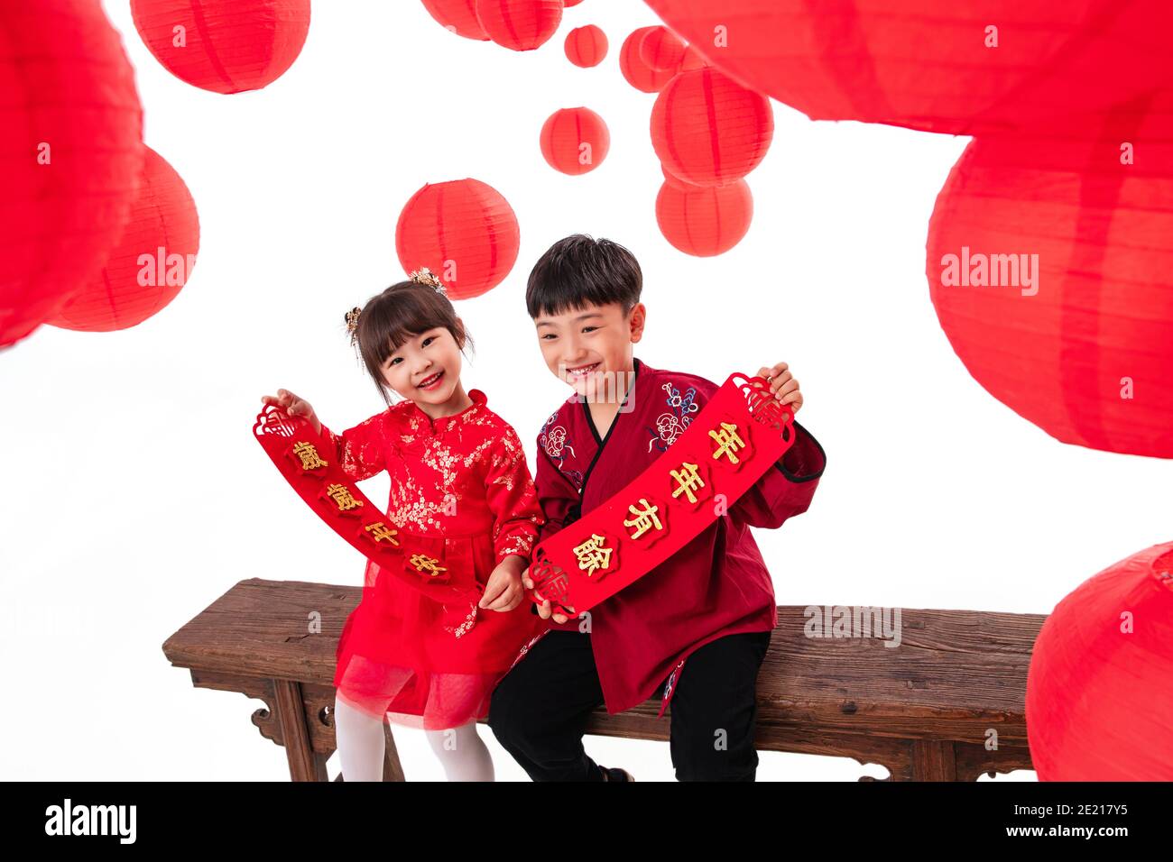 Felici i ragazzi e le ragazze hanno la mano per celebrare il nuovo anno Couplets Spring Festival Foto Stock