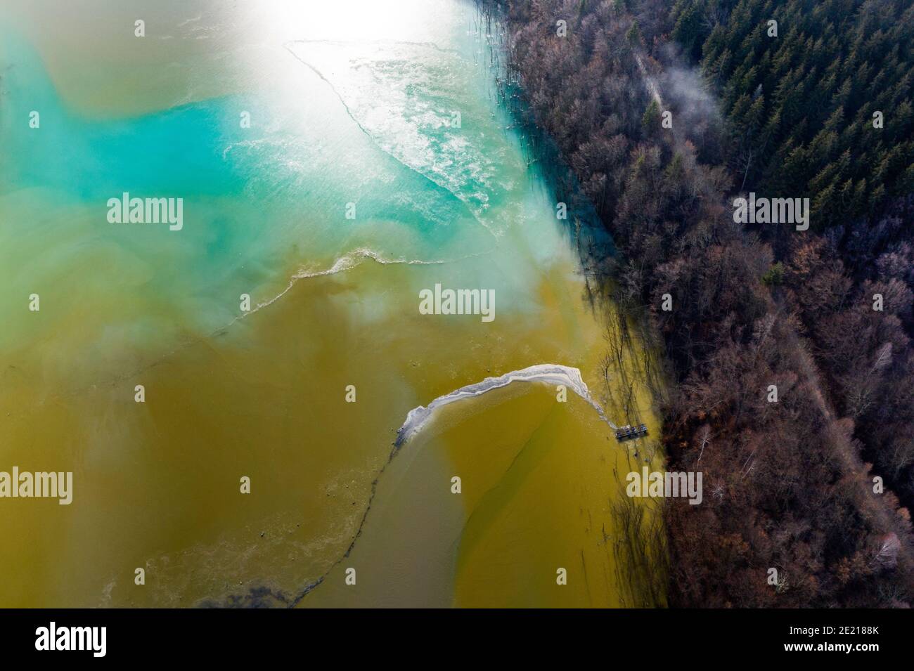 Antenna vista drone di inquinamento delle acque di una miniera di rame di sfruttamento. Residui chimici allagato ambiente naturale, bomba ecologica. Geamana Rosia Mo Foto Stock