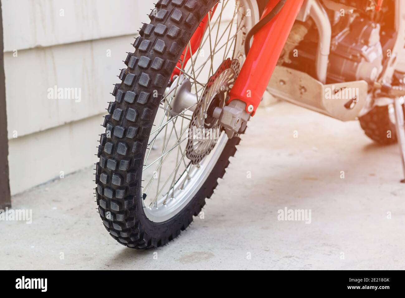Primo piano su una ruota di fronte a una moto, industria e concetti di trasporto. Foto Stock