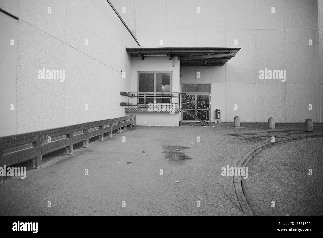 Un'entrata brutta in un edificio industriale Foto Stock