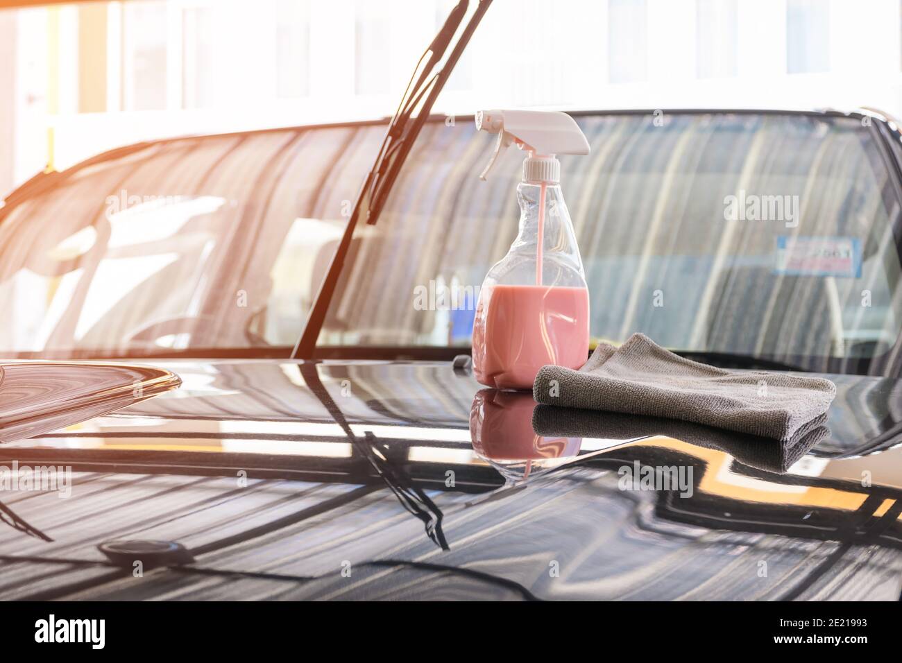 I panni in policarbonato e microfibra sono posizionati sulla vettura, concetto per l'industria della cura delle auto. Foto Stock