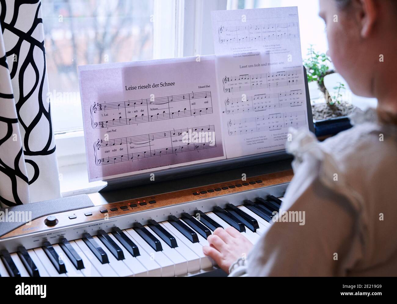 Berlino, Germania. 11 Gennaio 2021. Uno studente di 3° grado suona 'Foffly ripping Snow' su un pianoforte. A partire da oggi (Gen. 11, 2021), un blocco più stretto è in effetti nella pandemia di Corona. Le scuole elementari sono chiuse. Credit: Annette Riedl/dpa/Alamy Live News Foto Stock