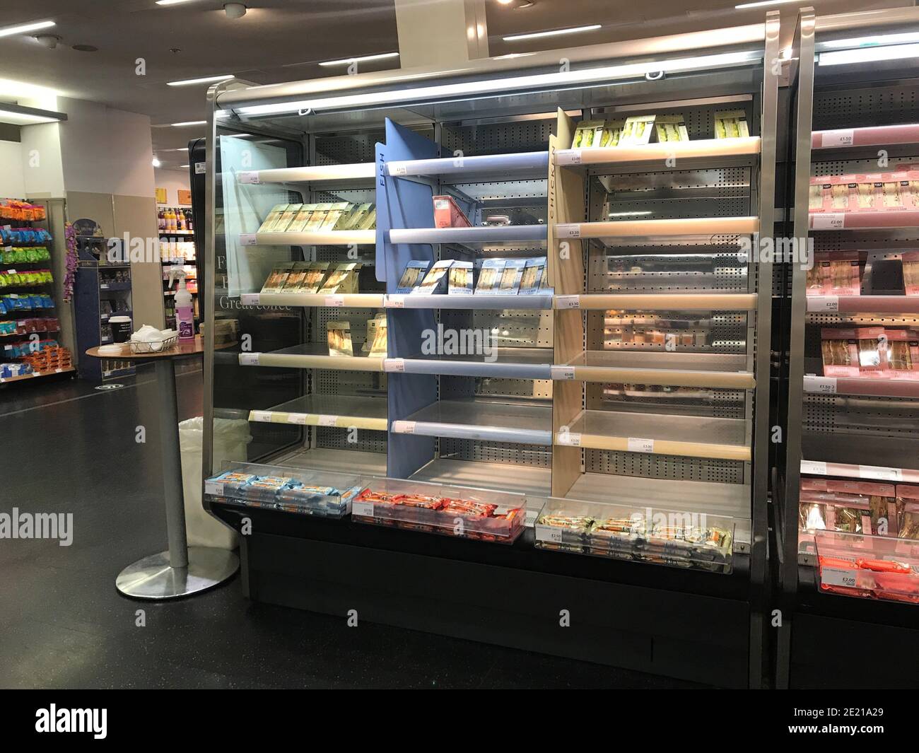 Gli scaffali esauriti del negozio Donegall Place Marks and Spencer di Belfast, mentre i principali rivenditori dell'Irlanda del Nord continuano a sperimentare un'interruzione temporanea mentre si adattano agli accordi post-Brexit. Foto Stock