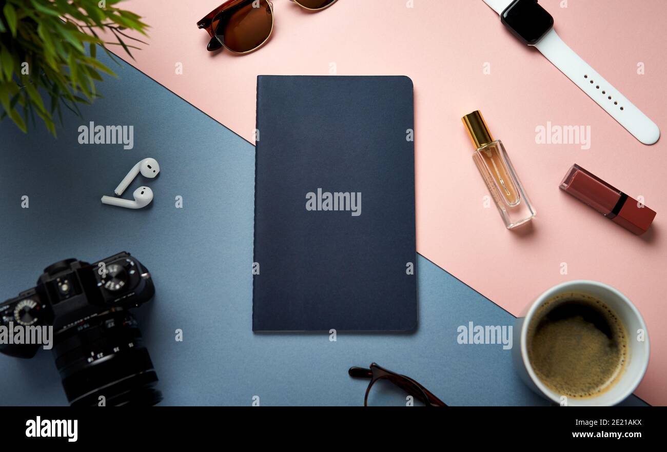 Flat Lay Lifestyle Shot con fotocamera notebook auricolari Smartwatch e. Cosmetici sullo sfondo Foto Stock
