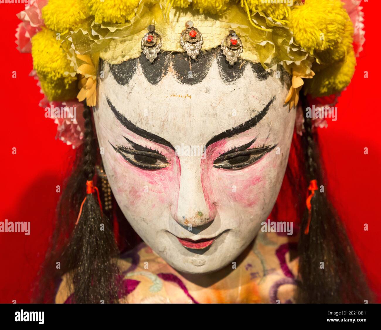 Macao, Cina. Marionetta di una guerriera femminile, in legno e tessuti, utilizzata nelle produzioni teatrali cinesi. Dal Cantone. Esposto nella Foto Stock