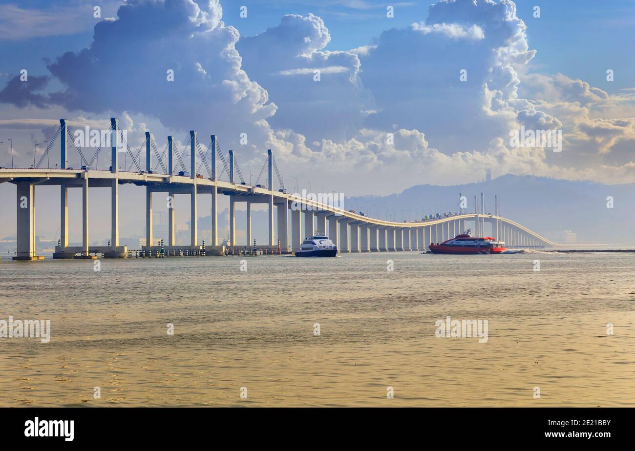 Macao, Cina. Traghetti al Ponte de Amizade o Ponte dell'amicizia che collega la penisola di Macao con l'isola di Taipa. Foto Stock