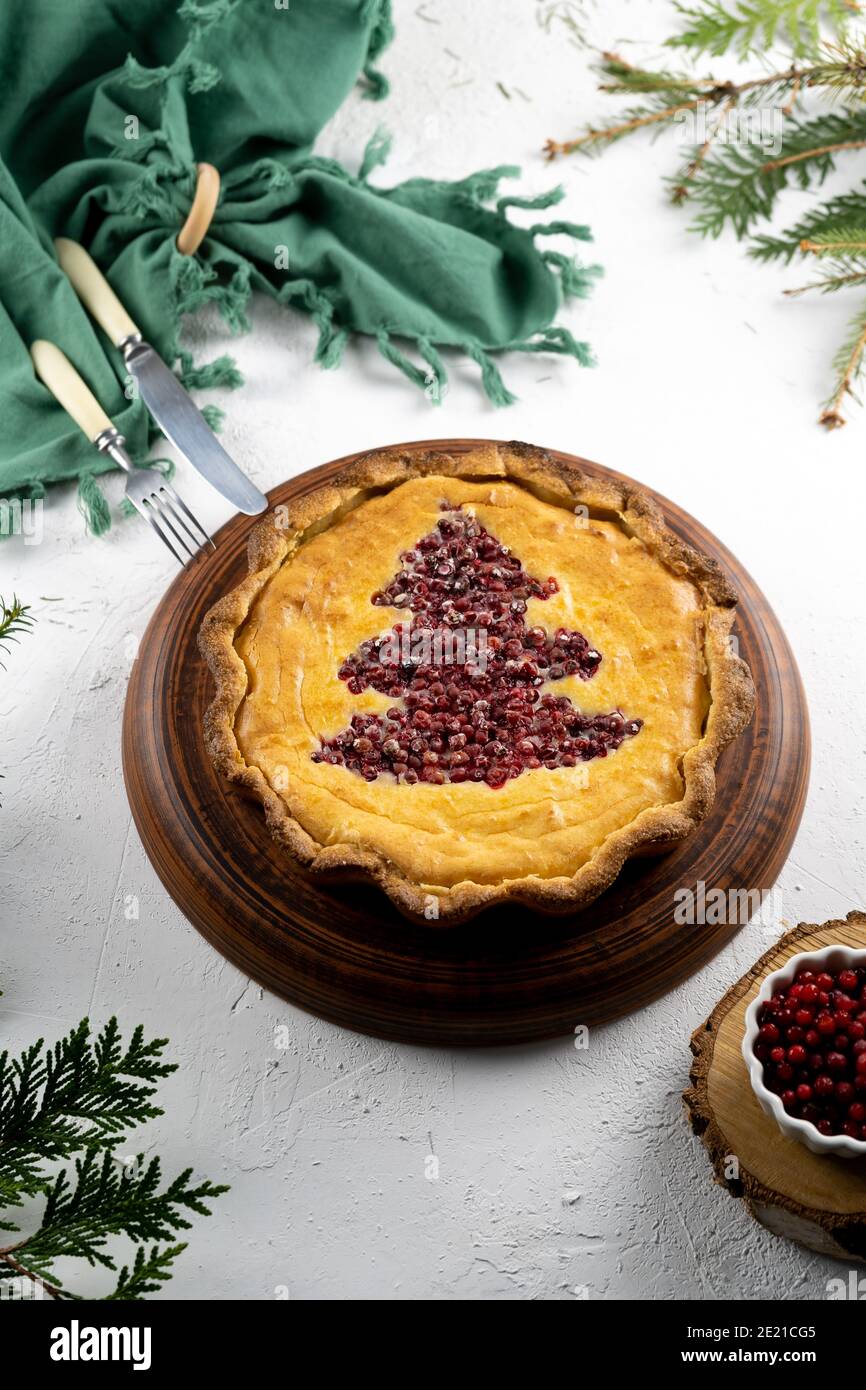 Cheesecake. Aprire la torta rotonda con mirtilli e mirtilli rossi, disposti a forma di albero di Natale. Torta dolce fatta in casa con ripieno di frutti di bosco. Nuovo Foto Stock