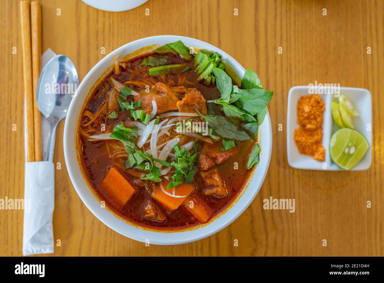 Ciotola di gustoso Bo Kho - riso vietnamita stufato di manzo noodle Foto Stock