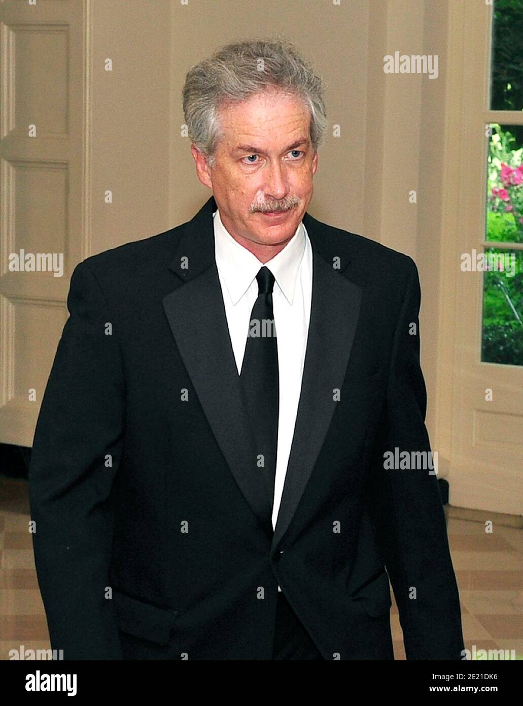 Washington, Stati Uniti d'America. 06 giugno 2011. William Burns, Stati Uniti sotto il Segretario di Stato per gli affari politici arriva per una cena di Stato in onore del Cancelliere Angela Merkel della Germania alla Casa Bianca a Washington, DC martedì 7 giugno 2011.Credit: Ron Sachs/CNP | Use Worldwide Credit: dpa/Alamy Live News Foto Stock